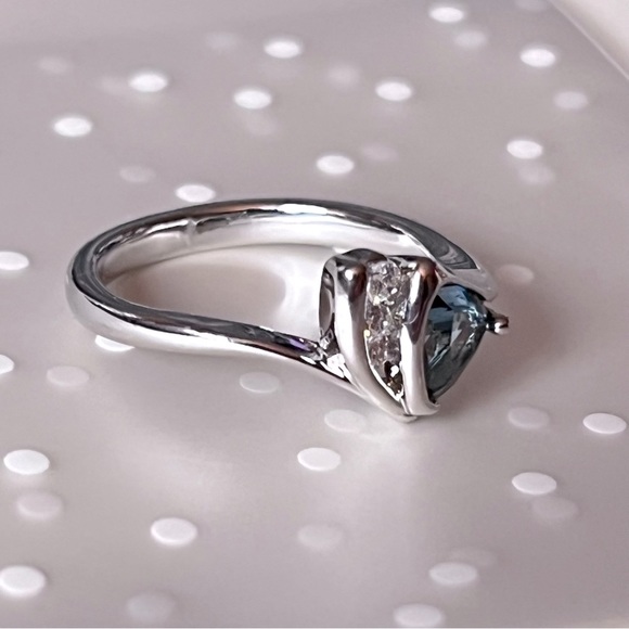 🎉 HP 🎉 Trillion Cut Aquamarine Ring - Picture 3 of 6